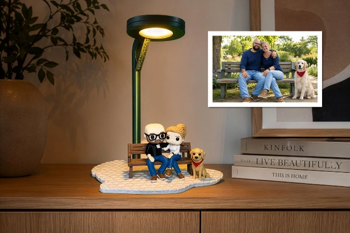 Bureaulamp met figuurtjes van de baasjes en huisdier