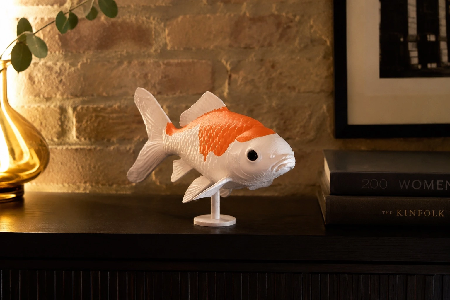 beeldje van een koi karper in kleur