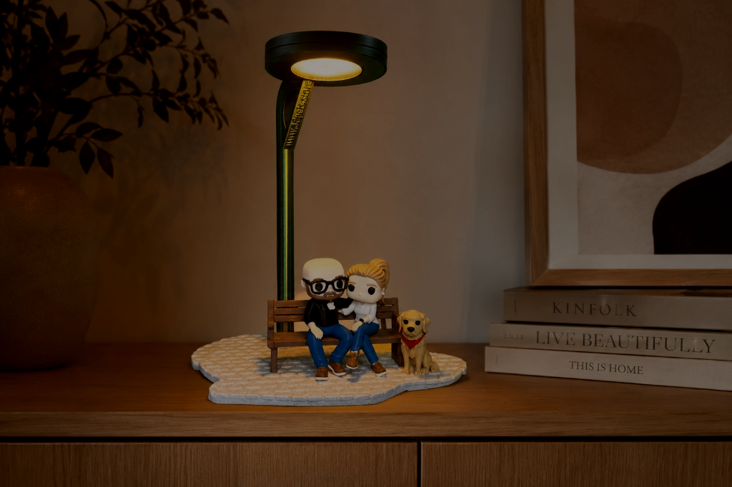 Bureaulamp met figuurtjes van de baasjes en huisdier